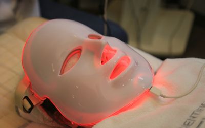 Zo haal je het maximale uit een rood licht masker voor je gezicht
