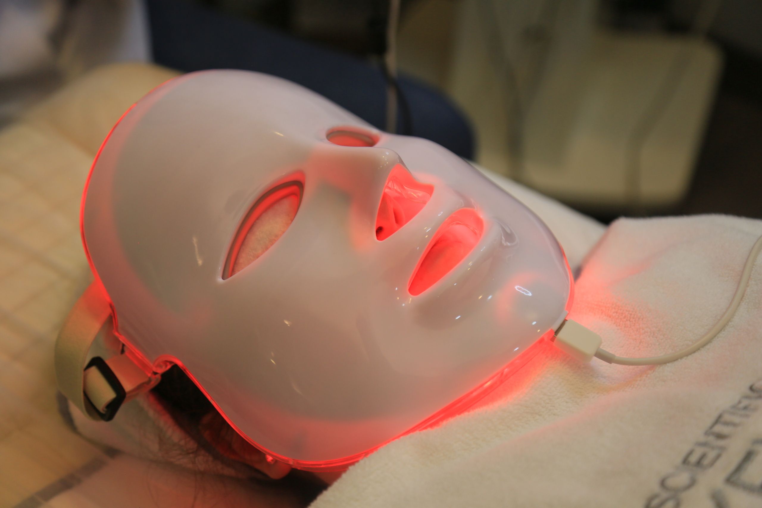 Zo haal je het maximale uit een rood licht masker voor je gezicht Zo haal je het maximale uit een rood licht masker voor je gezicht