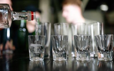 Alcoholverslaving aanpakken: wanneer kies je voor een afkickkliniek?